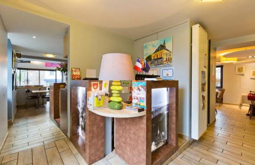 Saint-Sauves-d'Auvergne Hotel | Logis Hotel De La Poste