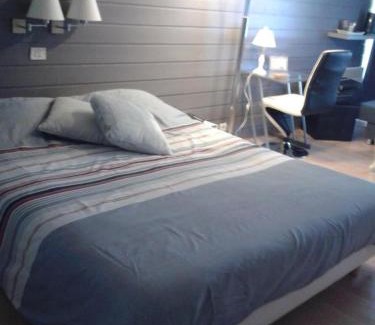Saint Dezery Hotel | Logis Hotel Les Gravades Ussel