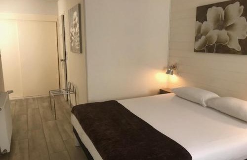 Saint Dezery Hotel | Logis Hotel Les Gravades Ussel