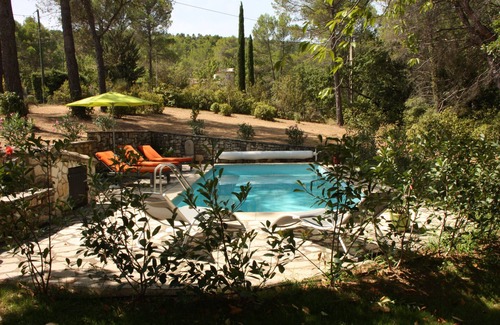 Le Puy-Sainte-Reparade House | Logis in the middle of the pines