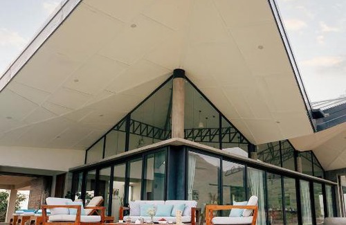 Paud Villa | LohonoStays Villa Trisara