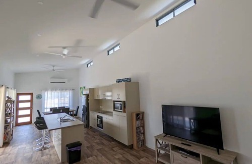 Mission Beach House | Lola's on Sandy