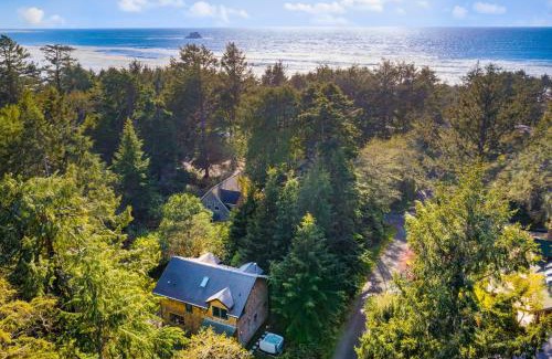 Arch Cape House | LoLi’s Place by AvantStay Walk to the Beach Private Hot Tub