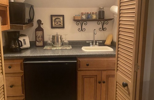 Highlands Apartment | Lolly's Treehouse 10 minutes to Highlands.