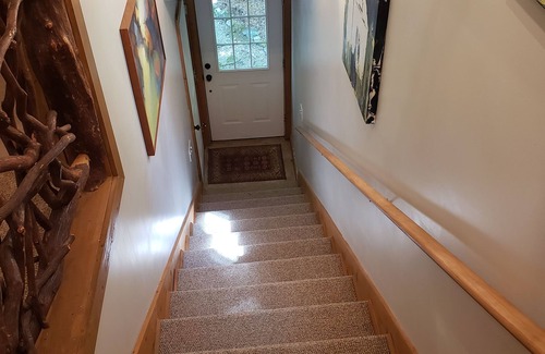 Highlands Apartment | Lolly's Treehouse 10 minutes to Highlands.