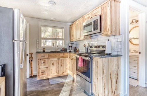 Mount Hood Village Cabin | Lolo Bungalow - Private hot tub, riverfront access