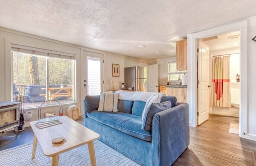 Mount Hood Village Cabin | Lolo Bungalow - Private hot tub, riverfront access