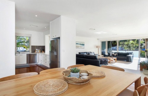 North Avoca House | LOLOMA | pool, wifi, sauna | Accom Holidays