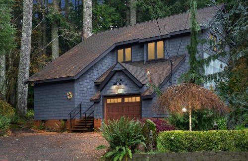 Rhododendron House | Lolowood Chalet - Modern cozy nature retreat dog friendly