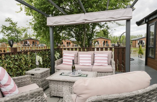 South Lakeland Leisure Village Cottage | LOLUKE LODGE ON THE LAKE, family friendly, with a garden in Carnforth