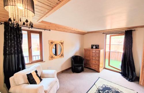 Kelty Ski Chalet | Lomond 2 with Private Hot Tub - Fife - Loch Leven - Lomond Hills