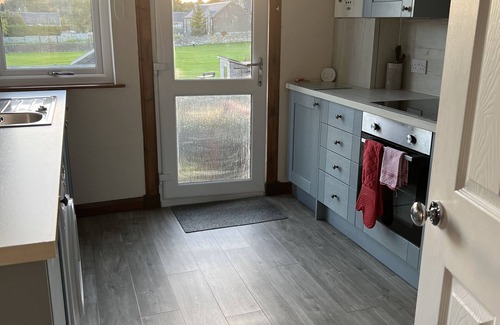 Ladybank Apartment | Lomond View Apartment - sleeps 4 guests in 2 bedrooms