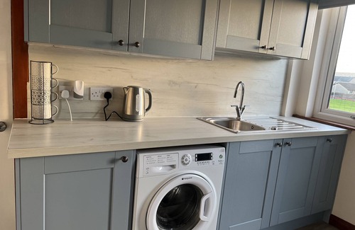 Ladybank Apartment | Lomond View Apartment - sleeps 4 guests in 2 bedrooms
