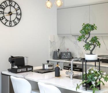 Golders Green Apartment | London 5 Bedroom Garden Hse Near Metro & Hampstead Heath Sleeps 10