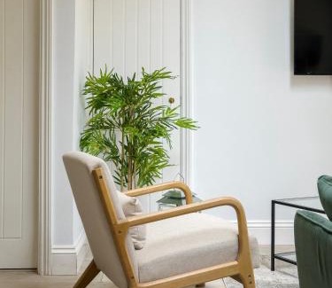 Golders Green Apartment | London 5 Bedroom Garden Hse Near Metro & Hampstead Heath Sleeps 10