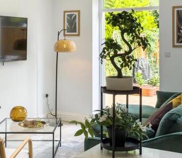 Golders Green Apartment | London 5 Bedroom Garden Hse Near Metro & Hampstead Heath Sleeps 10