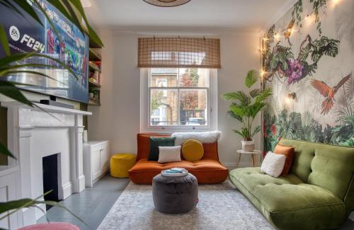 Acton Villa | London Acton - hot tub, cinema & gaming room