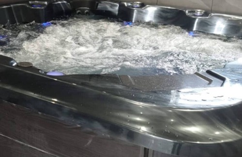 Havering Apartment | LONDON apartment with PRIVATE HOT TUB, SAUNA & GYM!