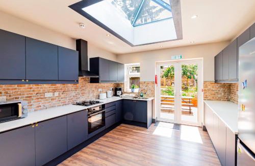 Heathrow Villages House | London Heathrow Airport- Spacious 6-Bedroom Home Sleeps 10