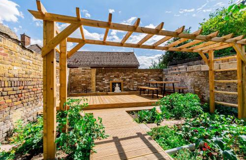 Heathrow Villages House | London Heathrow Airport- Spacious 6-Bedroom Home Sleeps 10