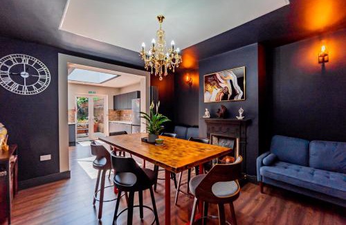 Heathrow Villages House | London Heathrow Airport- Spacious 6-Bedroom Home Sleeps 10