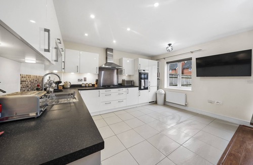 Stanwell Apartment | London Heathrow Living 4 bed 2.5 bath Serviced House with single beds