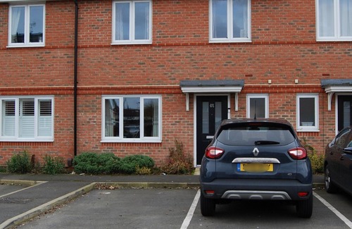 Stanwell Apartment | London Heathrow Living 4 bed 2.5 bath Serviced House with single beds