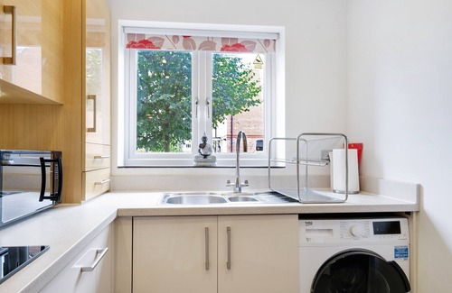 Stanwell Apartment | London Heathrow Living Holywell Springs Serviced House - 3 bedrooms