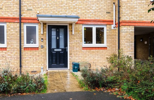 Stanwell Apartment | London Heathrow Living Holywell Springs Serviced House - 3 bedrooms