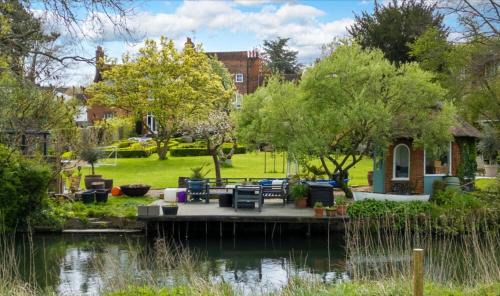Hertingfordbury Villa | London- Large Period Town House with river front