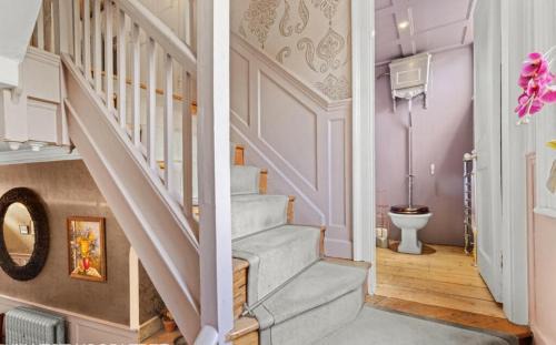 Hertingfordbury Villa | London- Large Period Town House with river front