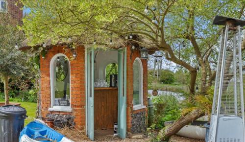 Hertingfordbury Villa | London- Large Period Town House with river front
