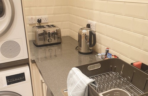 Valentines Apartment | London Luxury 1 bed flat - kitchen, garden, parking, WIFI