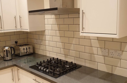 Chiswick Riverside Apartment | London Luxury 1 bed flat 4 mins to Ilford Stn - kitchen