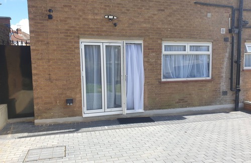 Southgate Apartment | London Luxury 2 Bedroom with Sofas with Lounge AC, Garden Free Parking near Tube
