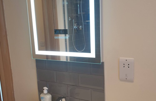 Southgate Apartment | London Luxury 2 Bedroom with Sofas with Lounge AC, Garden Free Parking near Tube
