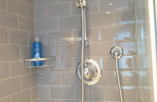 Southgate Apartment | London Luxury 2 Bedroom with Sofas with Lounge AC, Garden Free Parking near Tube
