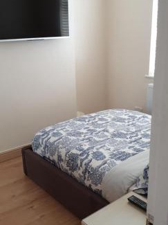 Clayhall Apartment | London Luxury 3 bedroom 2 bathrooms flat 1 min to Redbridge Station FREE parking & WIFI