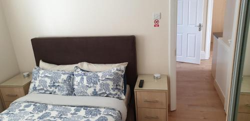 Clayhall Apartment | London Luxury 3 bedroom 2 bathrooms flat 1 min to Redbridge Station FREE parking & WIFI