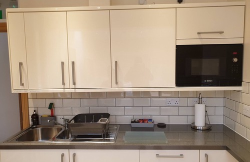 Clayhall Apartment | London Luxury Apartment Sleeps 4, 1 Min from Redbridge Station