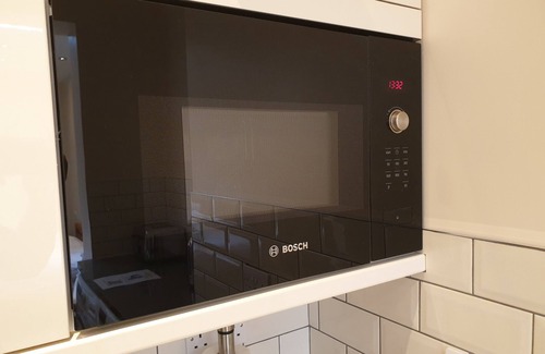 Clayhall Apartment | London Luxury Apartment Sleeps 4, 1 Min from Redbridge Station