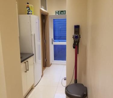 Clayhall Apartment | London Luxury Apartment 4 Bedroom Sleeps 12 people with 4 Bathrooms 1 Min walk from Station