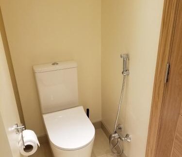 Clayhall Apartment | London Luxury Apartment 4 Bedroom Sleeps 12 people with 4 Bathrooms 1 Min walk from Station