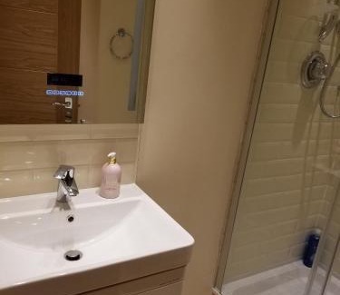 Clayhall Apartment | London Luxury Apartment 4 Bedroom Sleeps 12 people with 4 Bathrooms 1 Min walk from Station