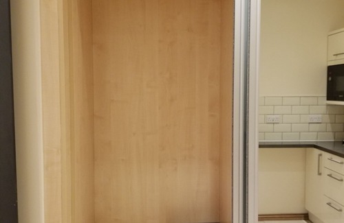 Redbridge Apartment | London Luxury Studio Flat #2 Buttercup Apt Sleeps 4 , 1 min from Underground