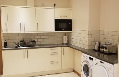 Redbridge Apartment | London Luxury Studio Flat #2 Buttercup Apt Sleeps 4 , 1 min from Underground