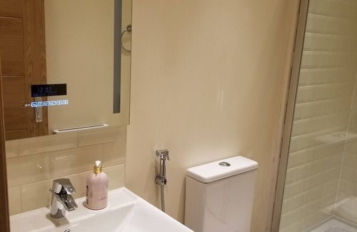 Redbridge Apartment | London Luxury Studio Flat #2 Buttercup Apt Sleeps 4 , 1 min from Underground