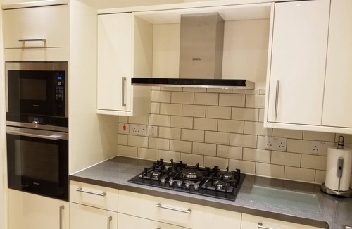 Cranbrook Apartment | London Luxury Studio Flat #3 Rose Apartment 1 minute from Underground Sleeps 2