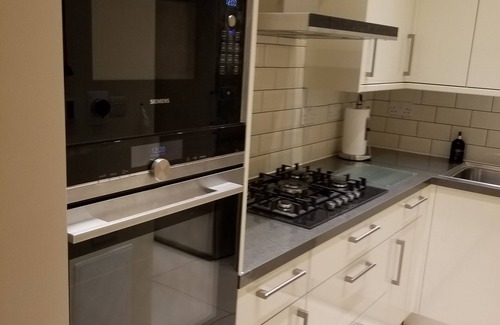Cranbrook Apartment | London Luxury Studio Flat #3 Rose Apartment 1 minute from Underground Sleeps 2