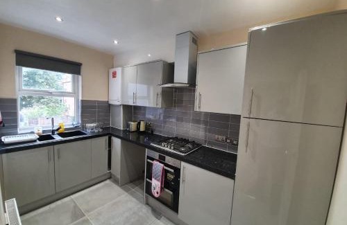 Leabridge Apartment | London Modern 4 Bedroom Apartment